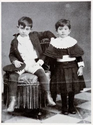 Der siebenjährige Pablo Picasso mit seiner Schwester Conchita, 1888